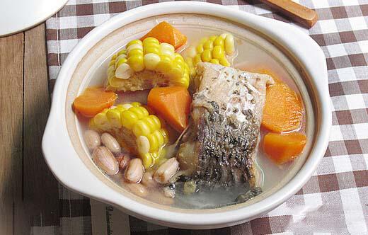 玉米胡蘿蔔鯽魚湯