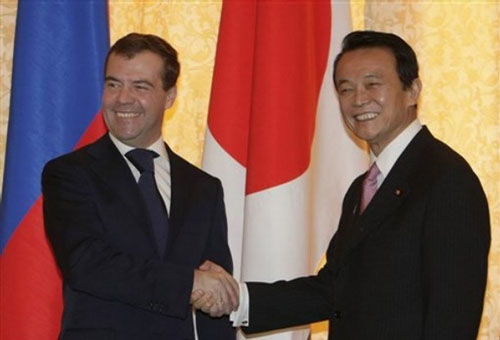 梅德韋傑夫與時任日本首相麻生太郎（右）
