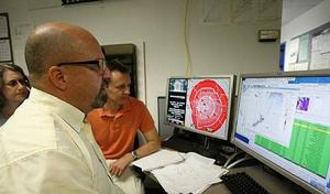 太平洋海嘯預警中心工作人員預測海嘯