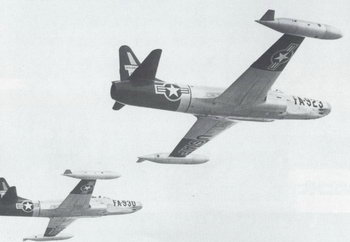 兩架國警隊的 F-94B 編隊飛行