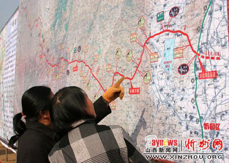 民眾觀看忻保高速公路巨幅線路圖