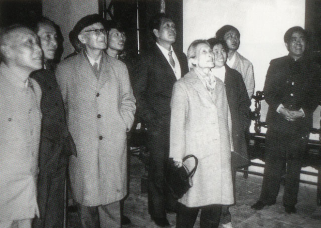 全國政協副主席錢昌照（左三）