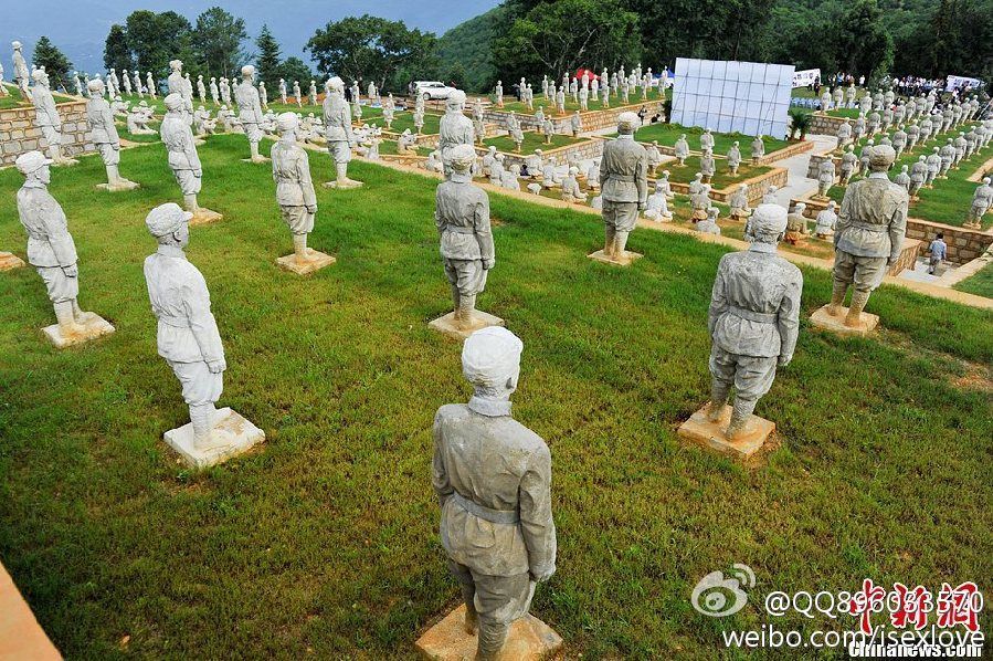中國遠征軍雕塑群松山戰場遺址旁落成