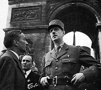 1944年巴黎解放時和戴高樂在一起