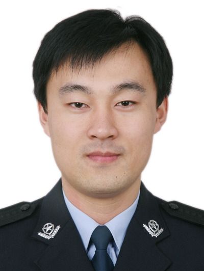 鄒曉亮(山東省東營市公安局東營分局有組織犯罪偵查大隊教導員、二級警長) 鄒曉亮(山東省東營市公安局東營分局有組織犯罪偵查大隊教導員、二級警長)