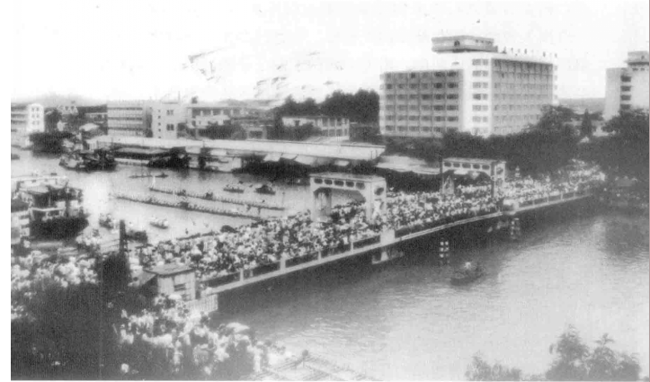 1983年前後，岐江橋上擠滿了觀看龍舟賽的人群