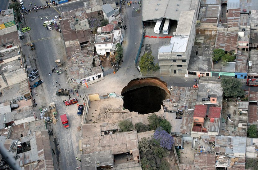 2007年2月23日 瓜地馬拉路面形成地洞