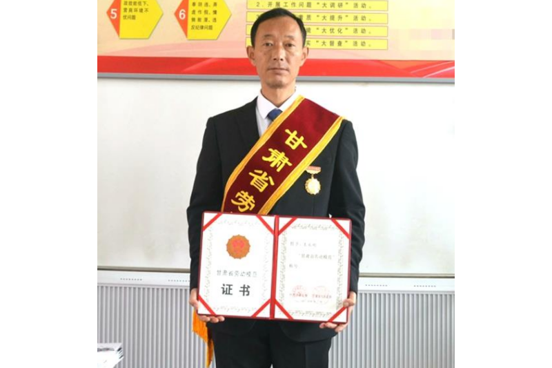 王永剛(武山中荷環境管理有限公司鏟車司機) 王永剛(武山中荷環境管理有限公司鏟車司機)