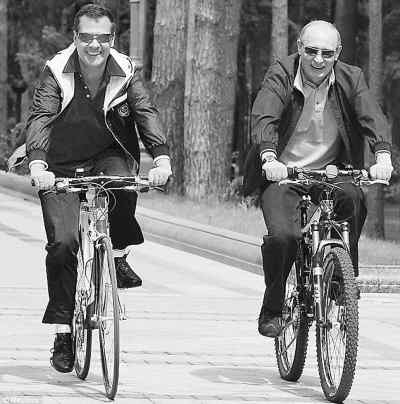 資料圖片：梅德韋傑夫和普京一起騎腳踏車