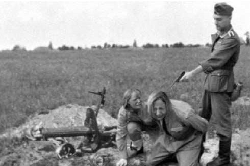 納粹軍官槍決蘇聯女俘虜