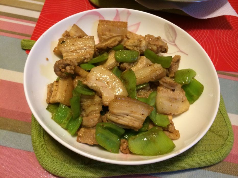 五花肉炒尖椒 五花肉炒尖椒