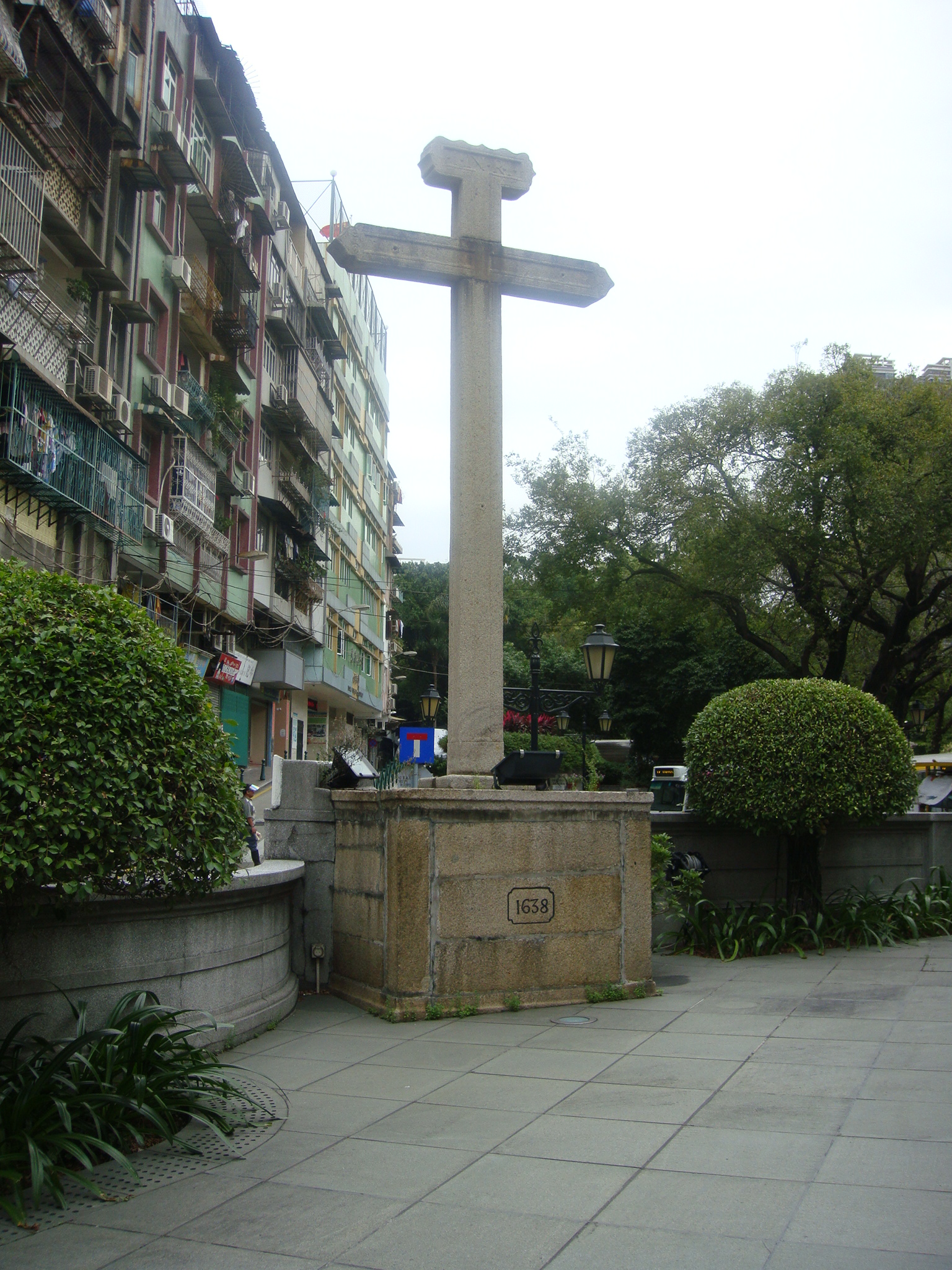 教堂前的大十字架