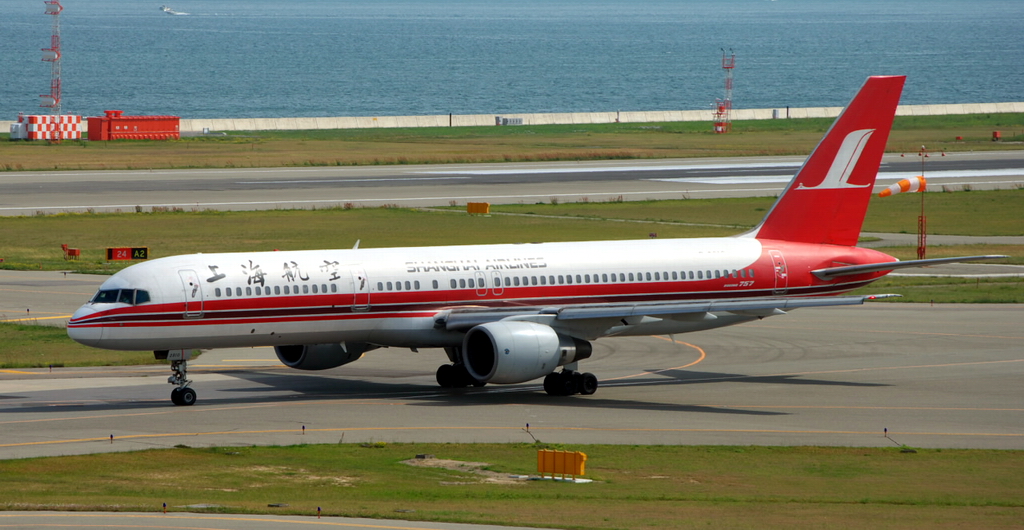上海航空波音757-200客機
