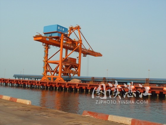 雄偉壯觀的湛江港20萬噸鐵礦石碼頭一角