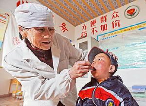 寧夏固原市村醫馬淑義在為患者看病