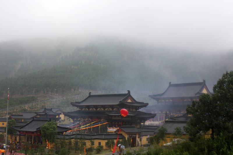 雲霧繚繞茱萸寺