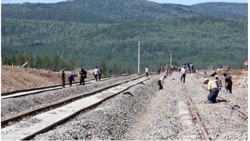 工程人員在古蓮至月牙湖段鐵路做後期的工程
