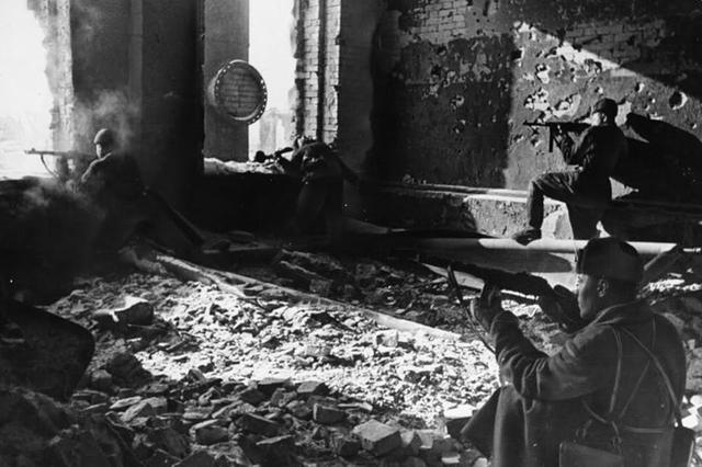 史達林格勒，1942年10月，蘇聯紅軍士兵在工廠的廢墟中戰鬥。