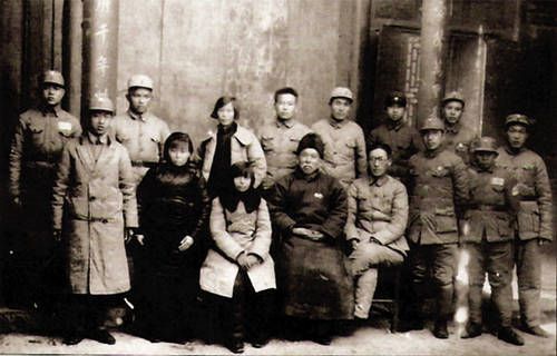 徐夢秋（前左五）等在蘭州八路軍辦事處