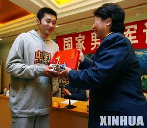 劉曉連(右)向中國男籃隊員劉煒贈送禮物