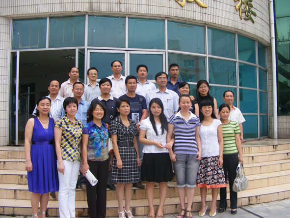 楊淑芬老師(前排左二)和同事們