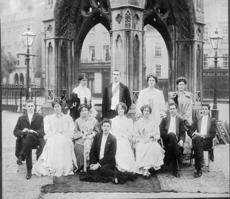 1906年薩松（坐地者）和同學們在劍橋合影，