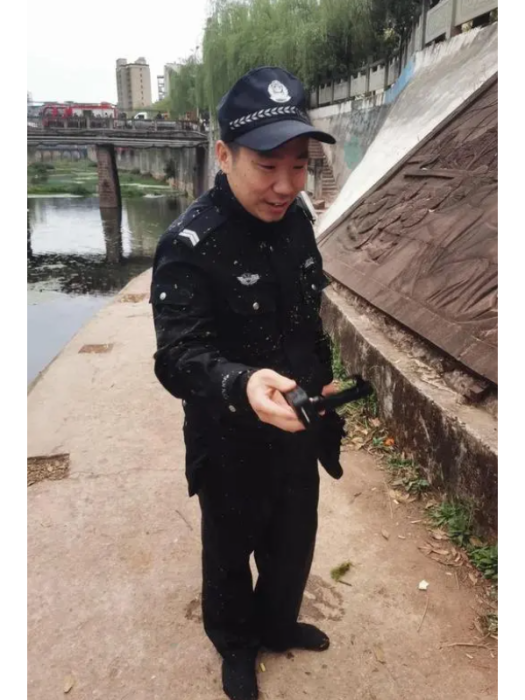 鄭俊(四川省成都市公安局東部新區分局賈家派出所輔警) 鄭俊(四川省成都市公安局東部新區分局賈家派出所輔警)