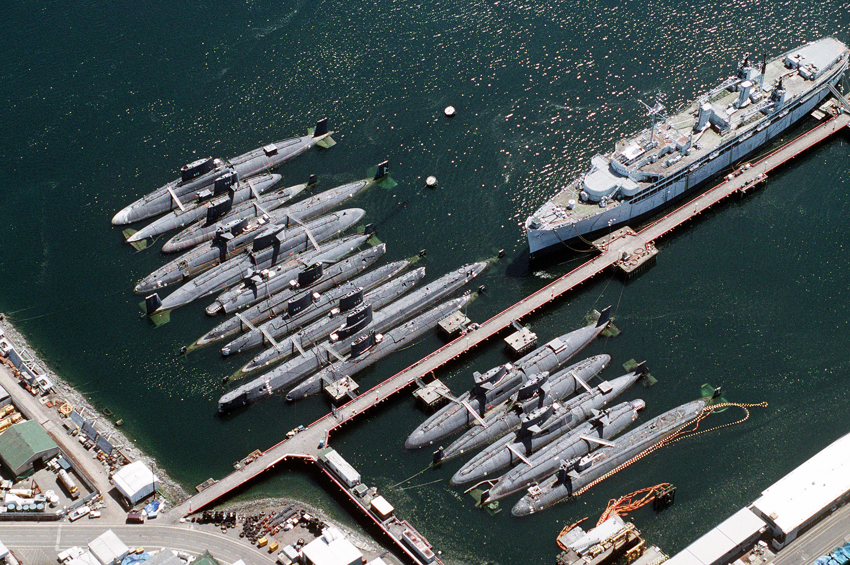 SSN578、SSN579和SSN584退役停靠在美國普吉灣海軍船塢期間