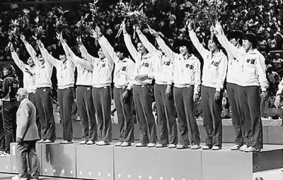1984年奧運冠軍中國隊員在領獎台上