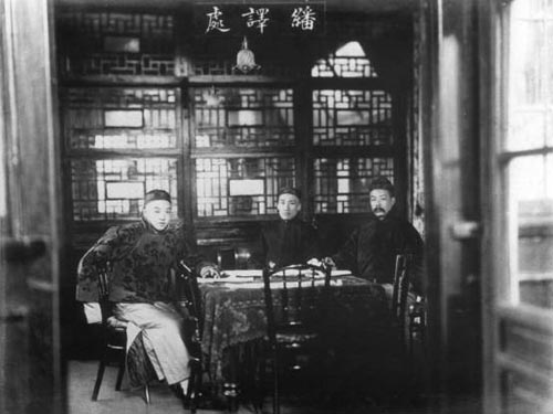 徐建寅（左）與華衡芳、徐壽在江南製造局