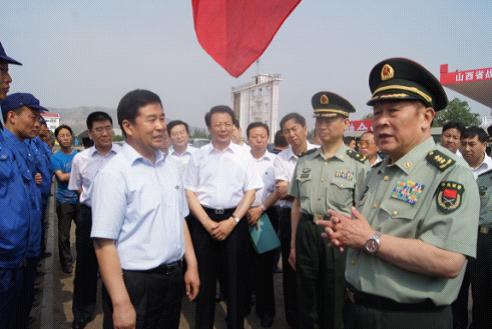 國防部長梁光烈(右一)在大同點驗