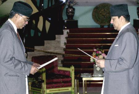 尼泊爾首相謝爾·巴哈杜爾（左）宣誓效忠國王賈南德拉