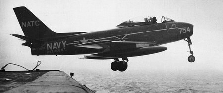 艦載測試期間，第一架 XFJ-2 原型機從“珊瑚海”號航母彈射起飛