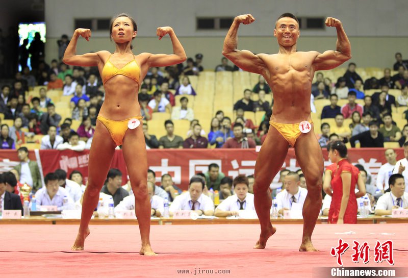 曹晶（左）和搭檔陳雲龍在比賽中