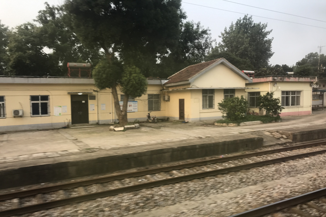 南湖站(中國湖北省武漢市境內鐵路車站) 南湖站(中國湖北省武漢市境內鐵路車站)