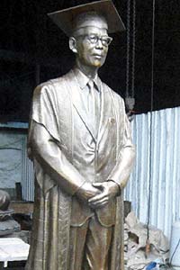 李光前銅像