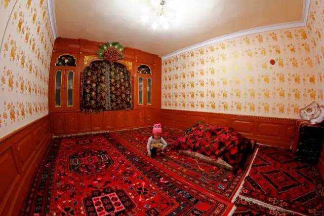 維吾爾族花氈、印花布裝飾的房子