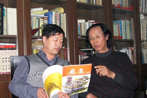 呂國明先生（左一）