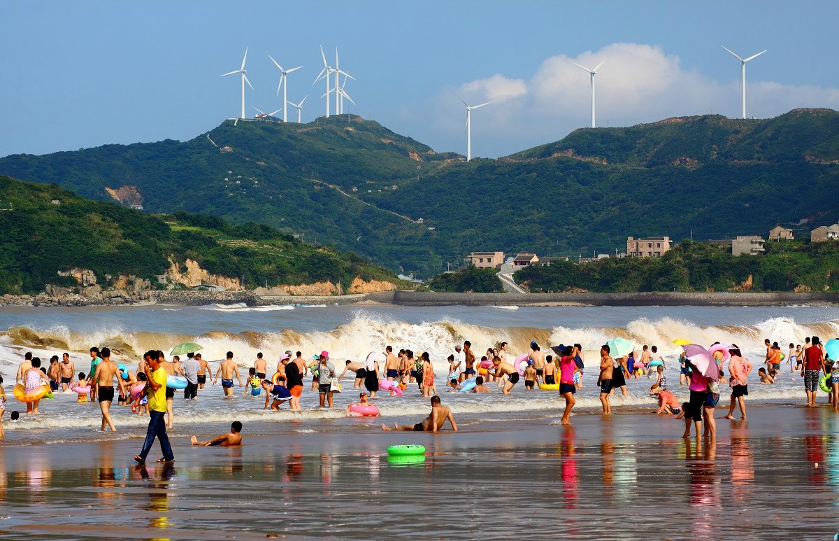 夏天的衢山沙龍海灘吸引了大批上海遊客