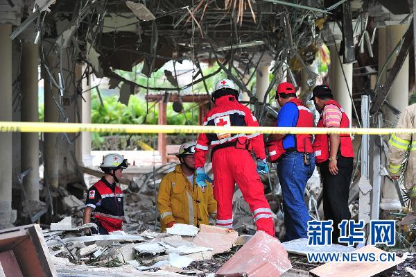 救援人員在爆炸現場工作