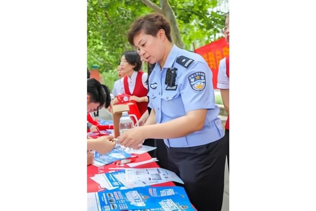 杜靜(天津公安南開分局學府街派出所駐南開大學的社區民警) 杜靜(天津公安南開分局學府街派出所駐南開大學的社區民警)
