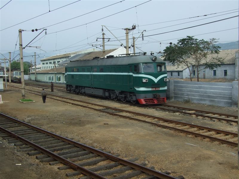 朝鮮鐵路的東風4型內燃機車，編號내연209
