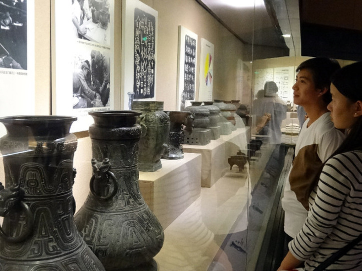 參觀者在觀看青銅器博物院展出的文物