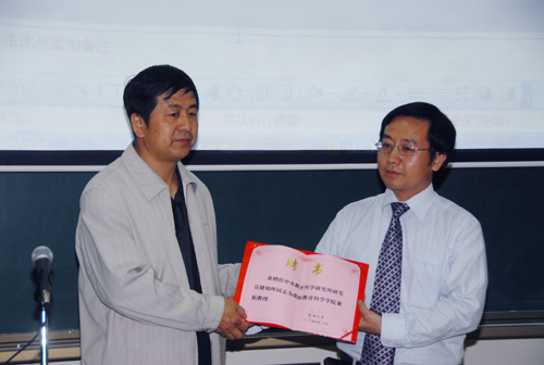 儲朝暉博士（右）受聘為延安大學兼職教授