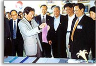 1998年時任國務院總理朱鎔基視察欣龍無紡