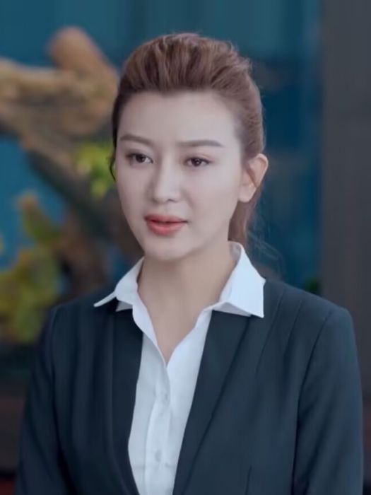 凌薇(電視劇《流光之下》中的女配角) 凌薇(電視劇《流光之下》中的女配角)