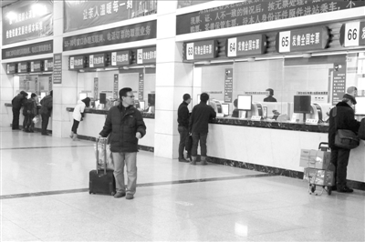 北京站二號售票廳內前來買票的人寥寥無幾