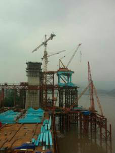 新白沙沱長江特大橋開始首根鋼樑桿件的架設