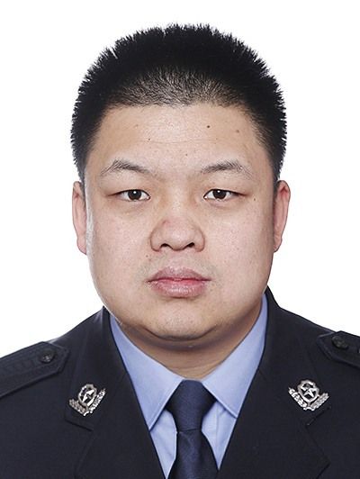 何新(新疆維吾爾自治區塔城地區烏蘇市公安局南園派出所原民警) 何新(新疆維吾爾自治區塔城地區烏蘇市公安局南園派出所原民警)