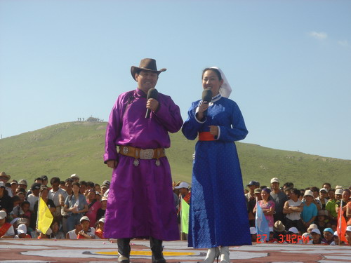 內蒙古電視台主持人身著蒙古族服飾